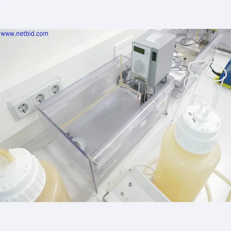 Gepflegte und umfangreiche Laborausstattung -9