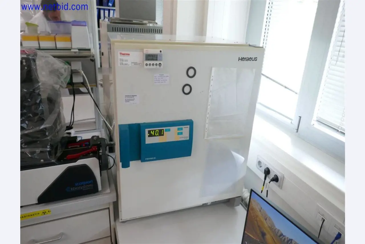 Gepflegte und umfangreiche Laborausstattung -1