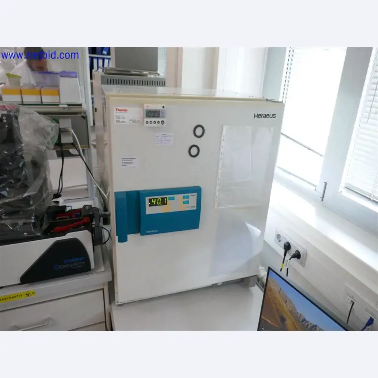 Gepflegte und umfangreiche Laborausstattung -1