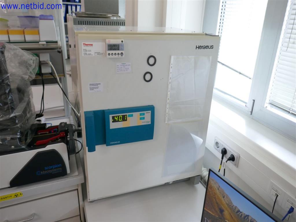 Gepflegte und umfangreiche Laborausstattung -2