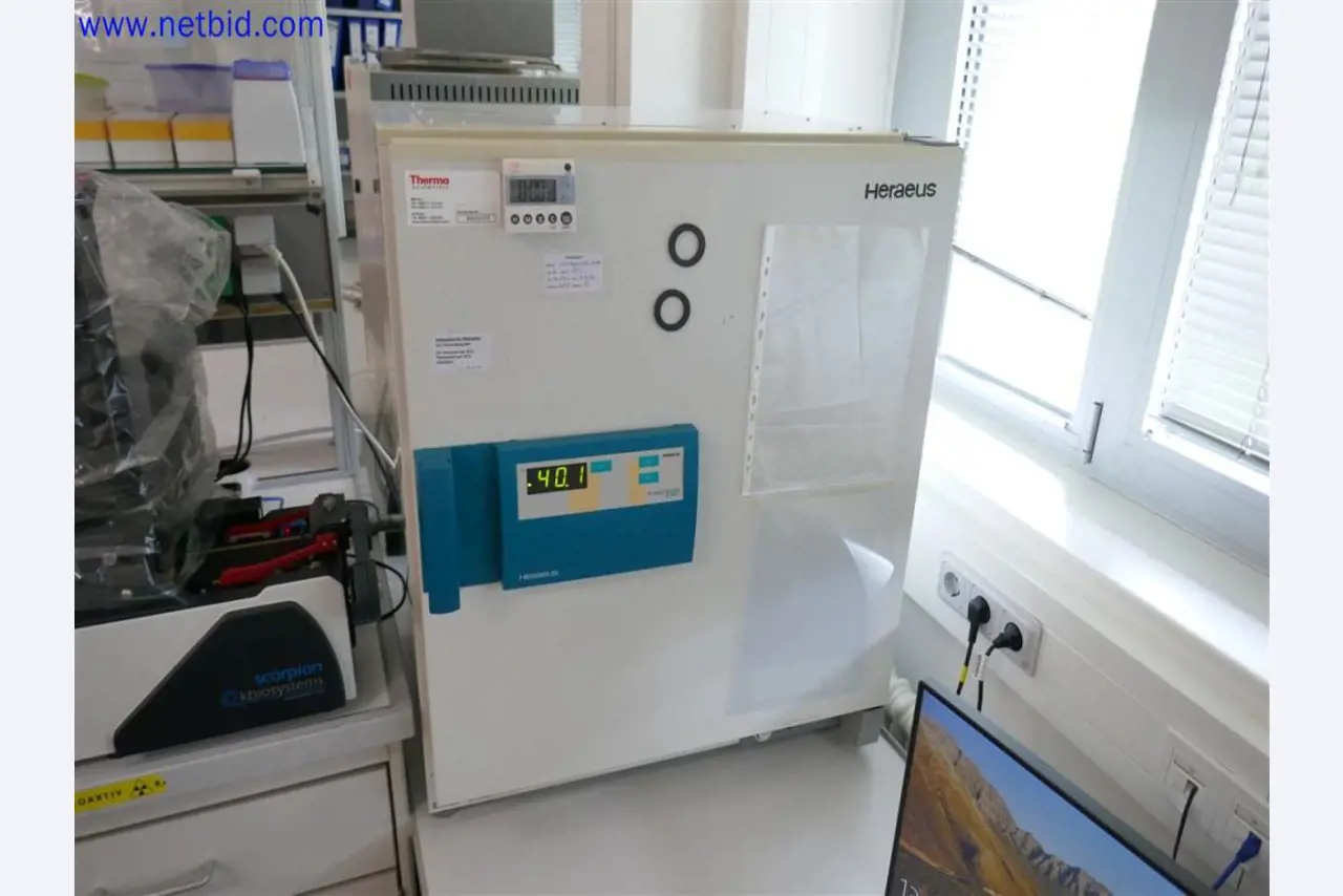 Gepflegte und umfangreiche Laborausstattung -2