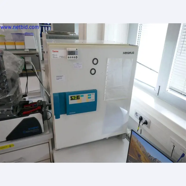 Gepflegte und umfangreiche Laborausstattung -2