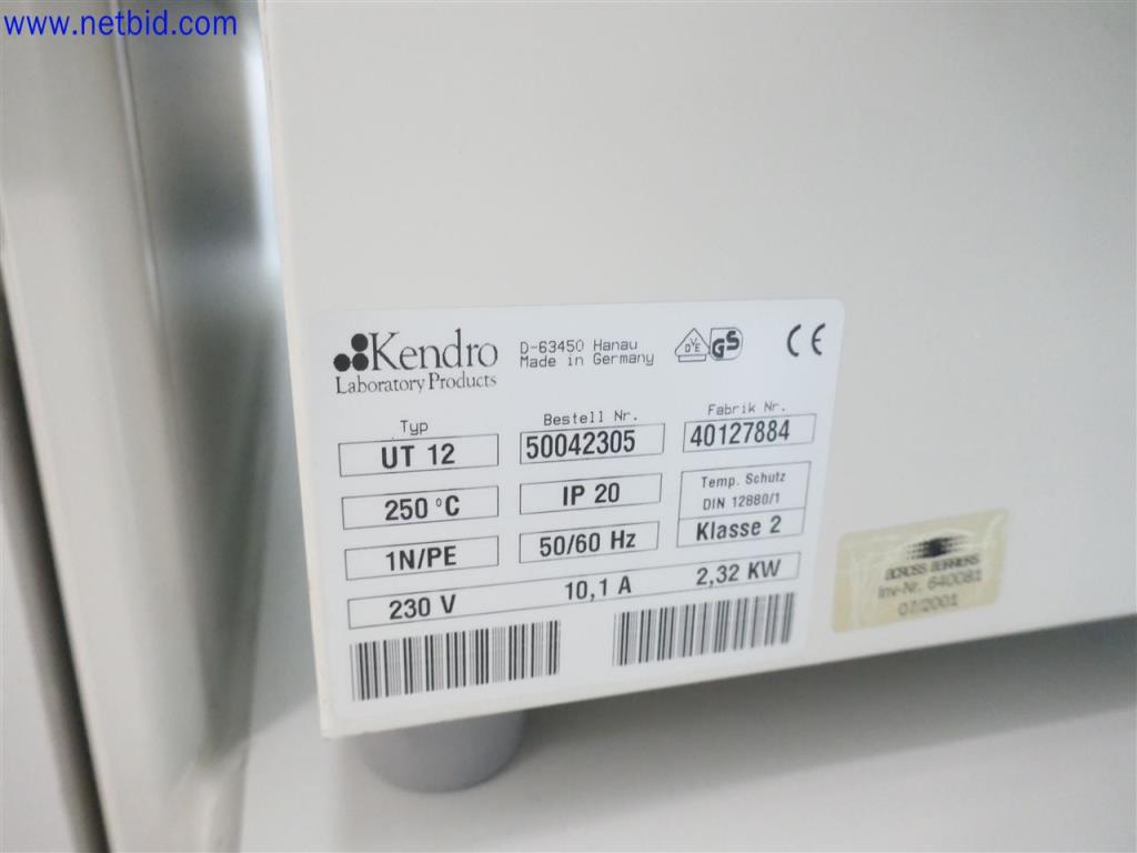 Gepflegte und umfangreiche Laborausstattung -3