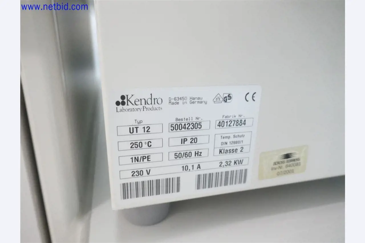 Gepflegte und umfangreiche Laborausstattung -3