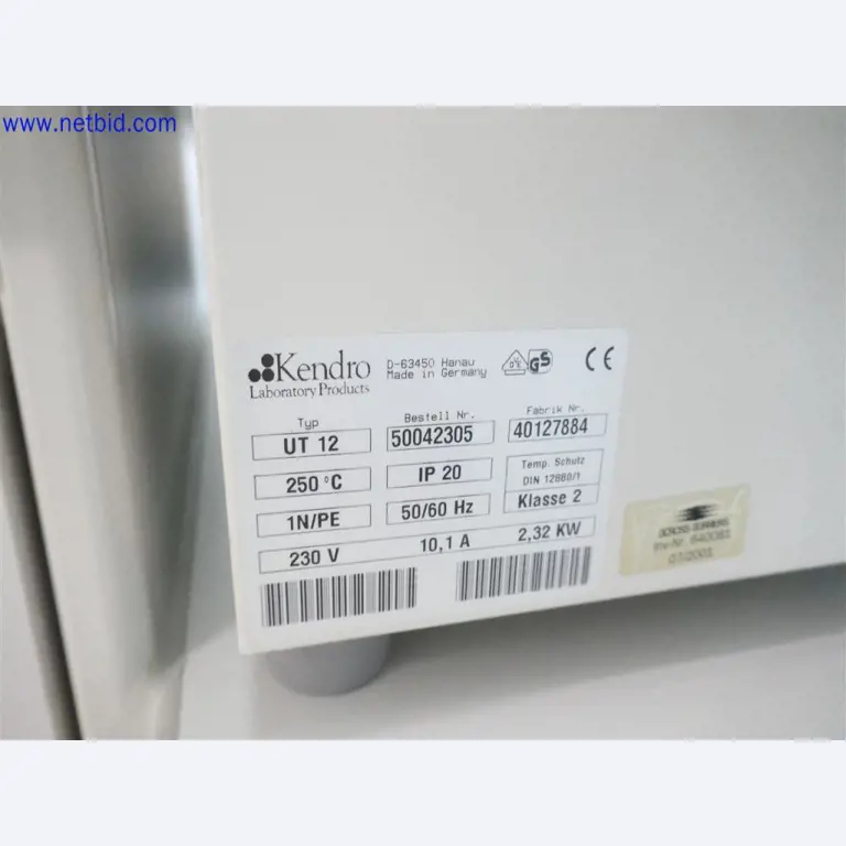 Gepflegte und umfangreiche Laborausstattung -3