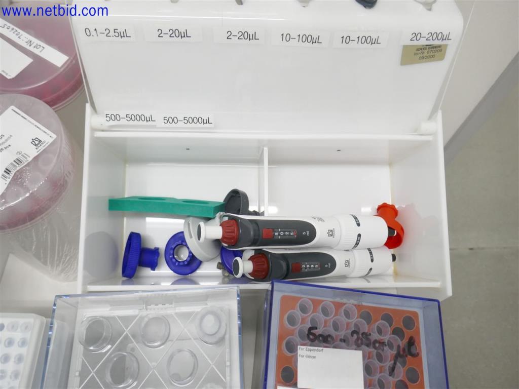 Dobře udržované a rozsáhlé laboratorní vybavení-3