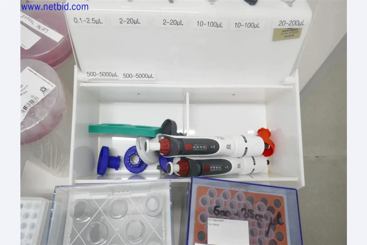 Dobře udržované a rozsáhlé laboratorní vybavení-3