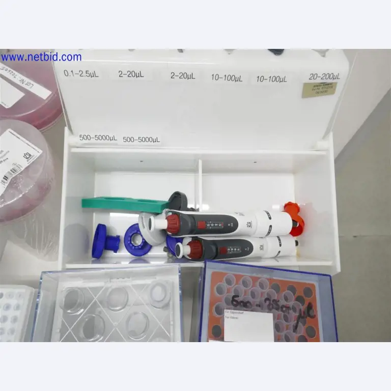 Dobře udržované a rozsáhlé laboratorní vybavení-3