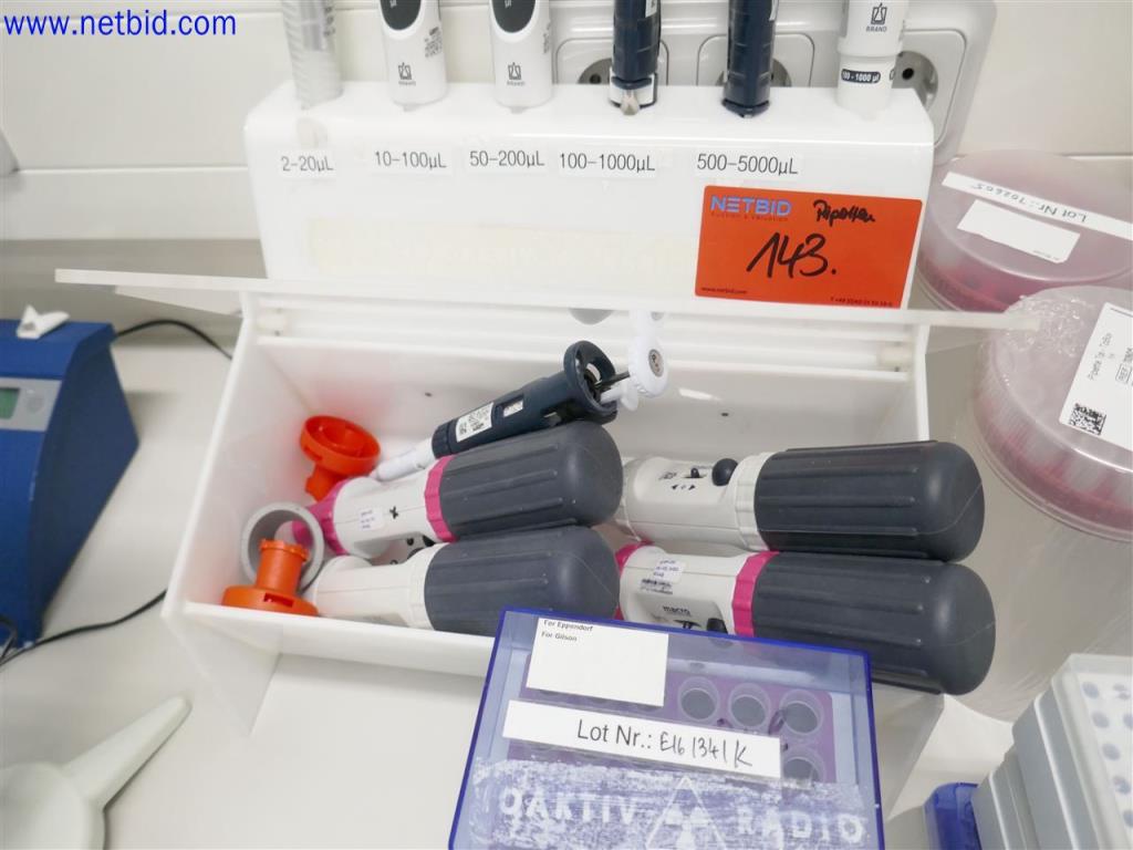 Dobře udržované a rozsáhlé laboratorní vybavení-4