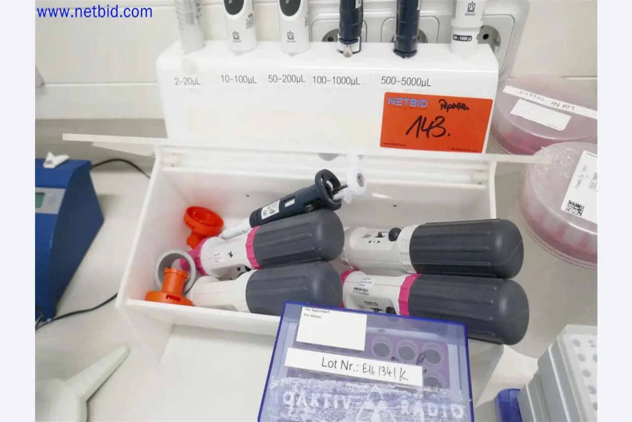 Dobře udržované a rozsáhlé laboratorní vybavení-4