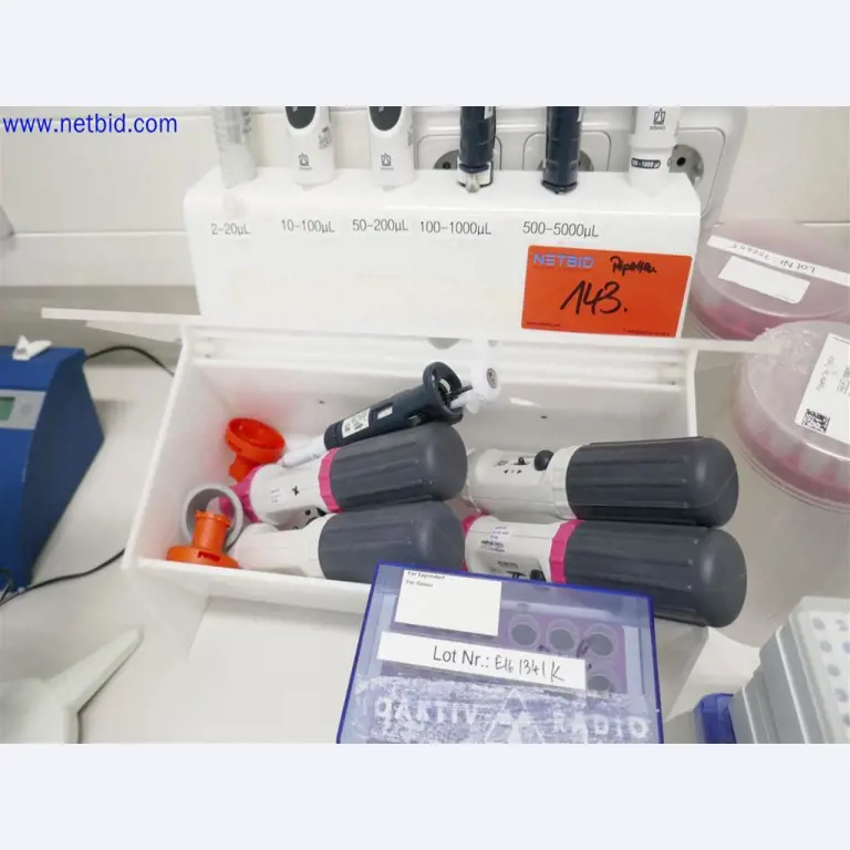 Dobře udržované a rozsáhlé laboratorní vybavení-4