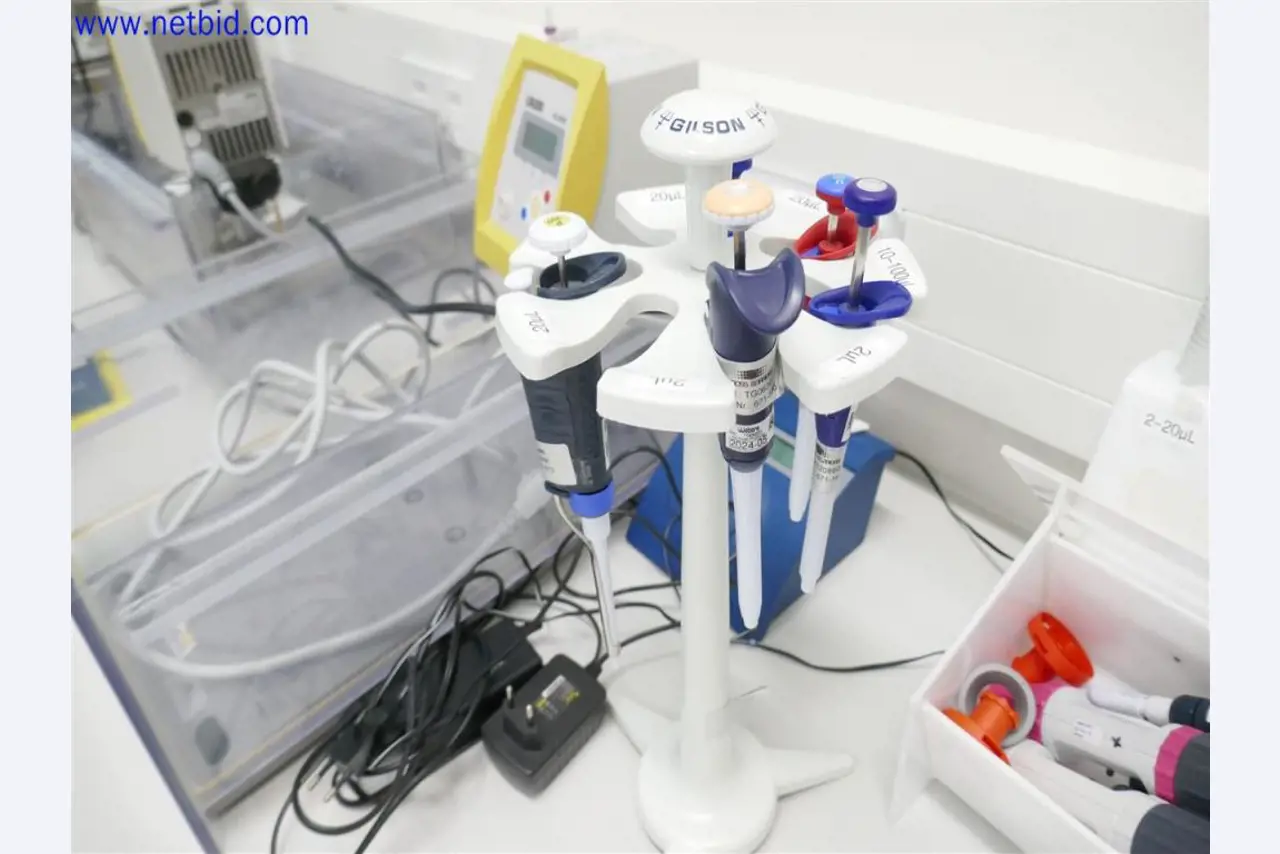 Dobře udržované a rozsáhlé laboratorní vybavení-5