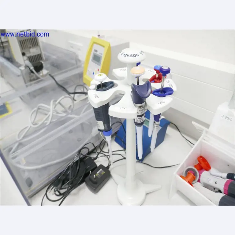 Dobře udržované a rozsáhlé laboratorní vybavení-5