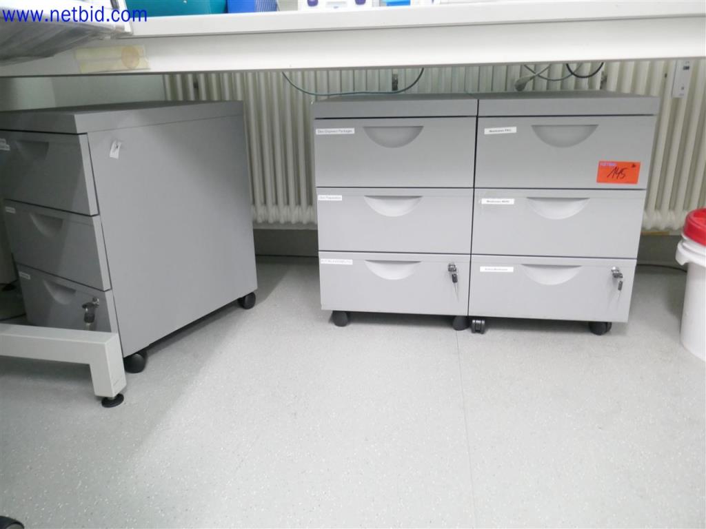 Equipos de laboratorio amplios y en buen estado-1