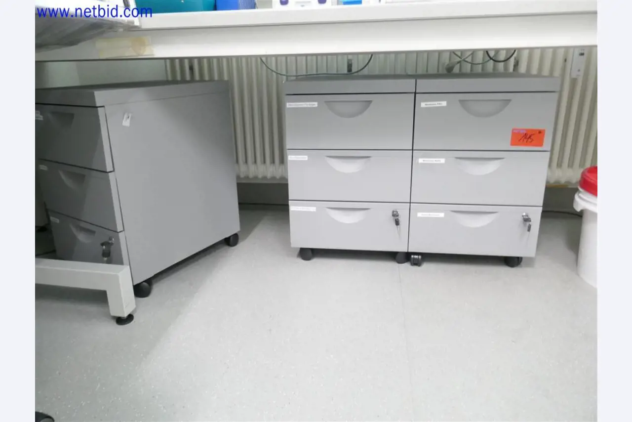 Equipos de laboratorio amplios y en buen estado-1