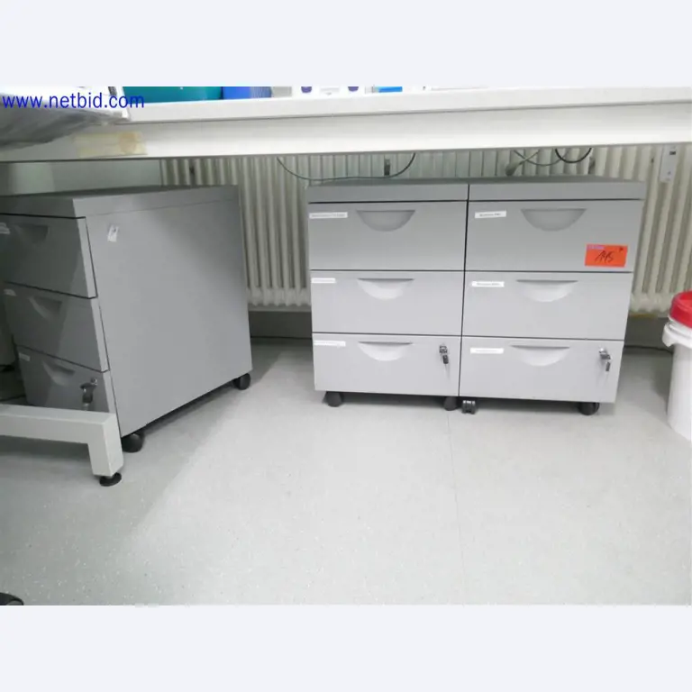 Equipos de laboratorio amplios y en buen estado-1