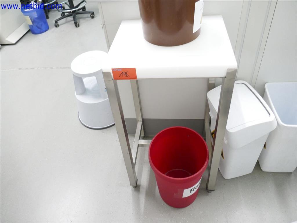 Gepflegte und umfangreiche Laborausstattung -1