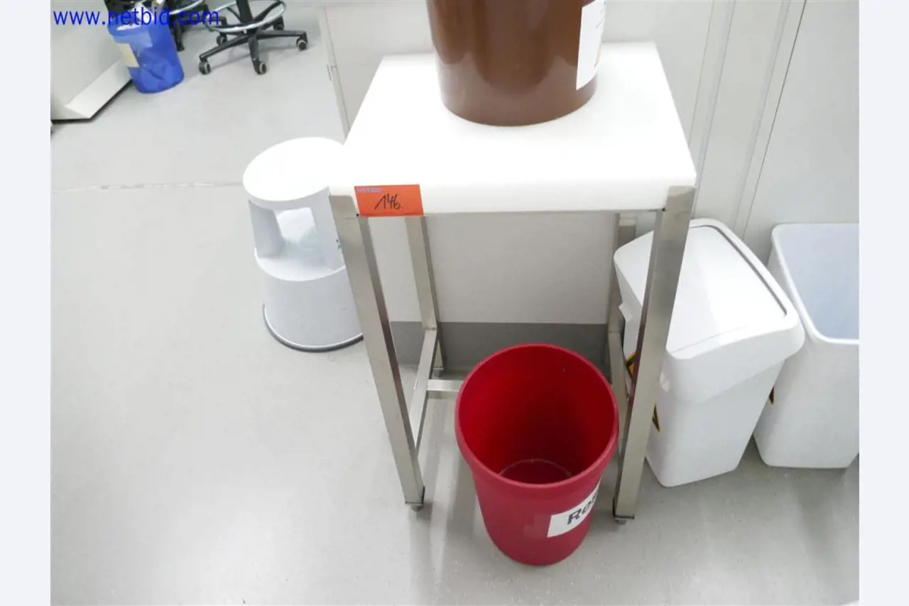 Equipos de laboratorio amplios y en buen estado-1