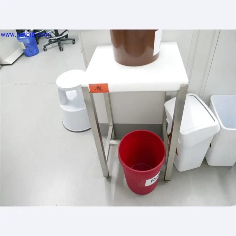 Equipos de laboratorio amplios y en buen estado-1