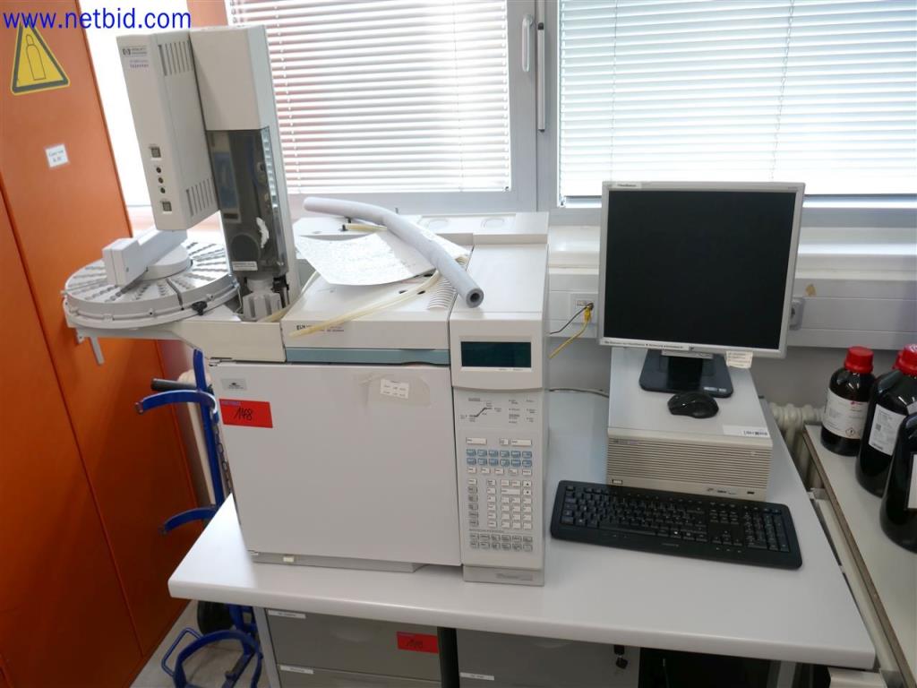 Equipamento de laboratório extenso e bem conservado-1