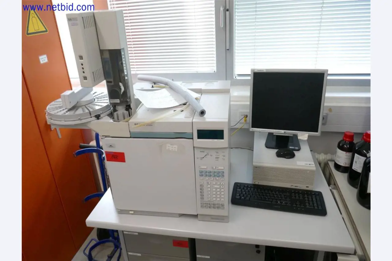 Equipamento de laboratório extenso e bem conservado-1