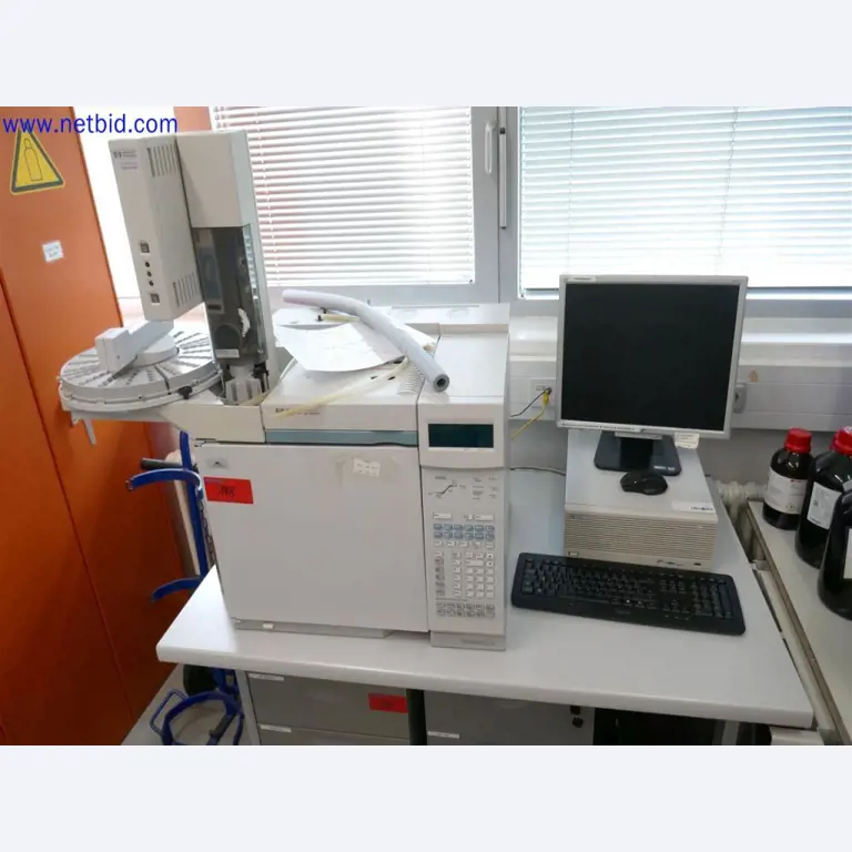 Equipamento de laboratório extenso e bem conservado-1