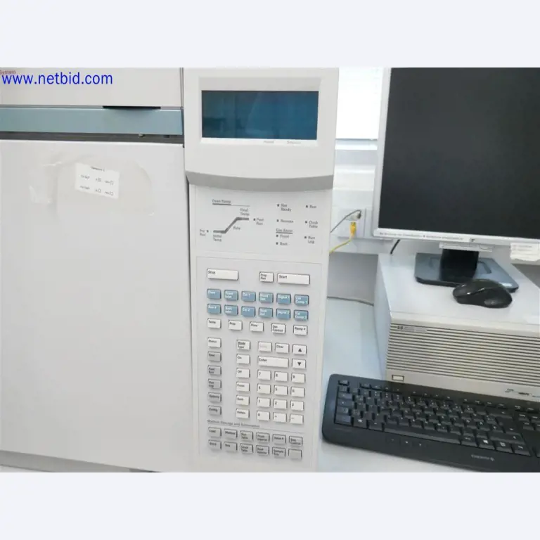 Equipamento de laboratório extenso e bem conservado-2