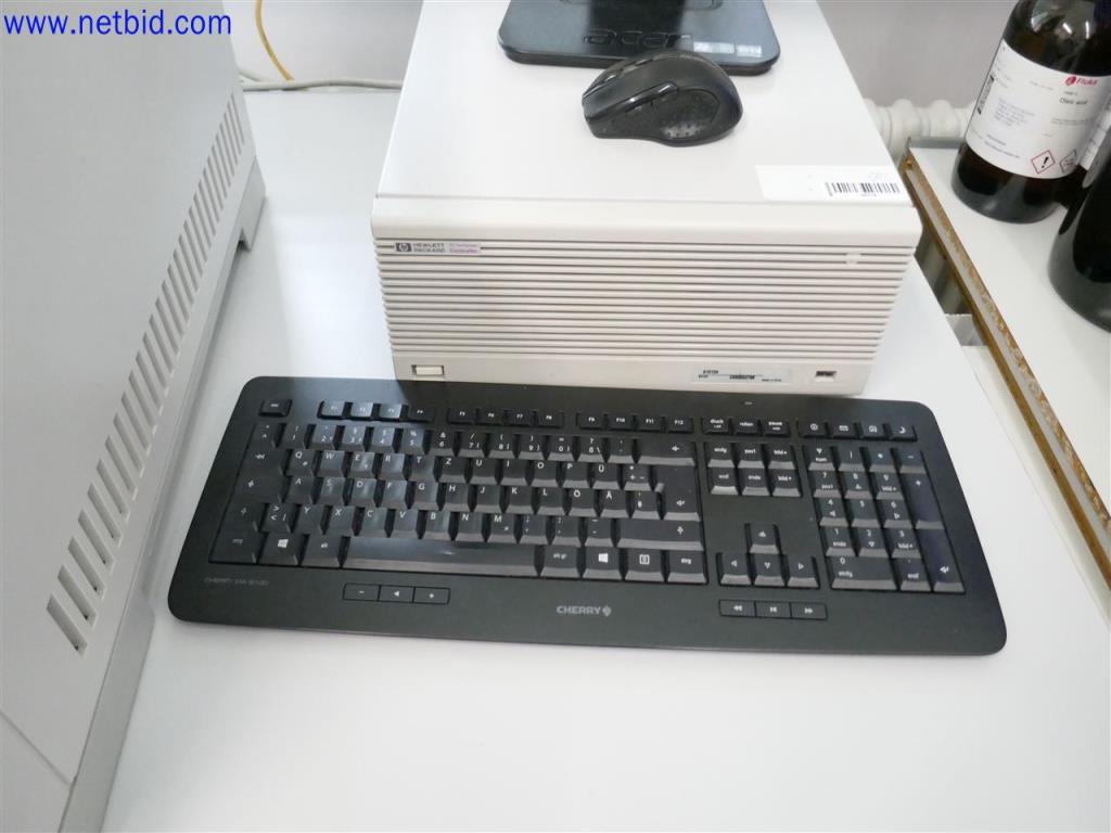 Equipamento de laboratório extenso e bem conservado-3