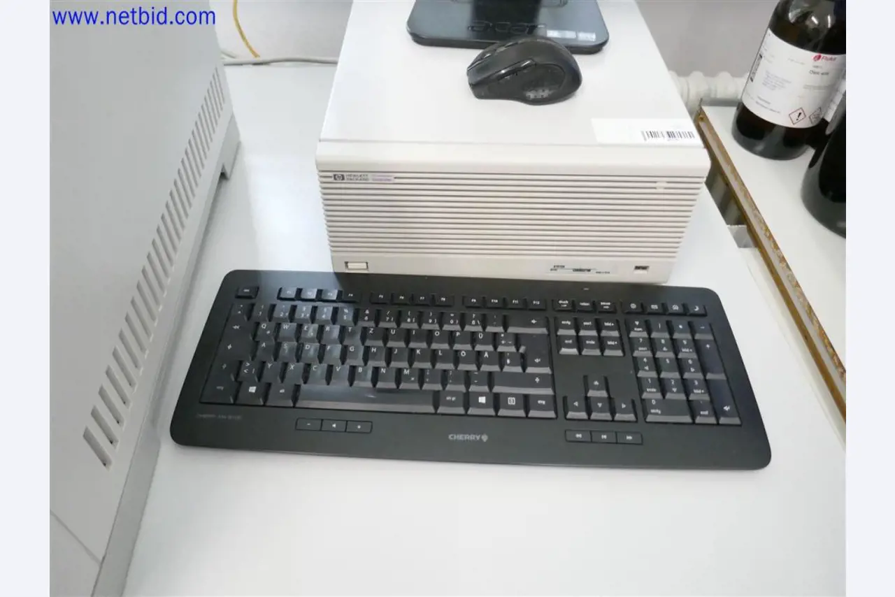 Equipamento de laboratório extenso e bem conservado-3