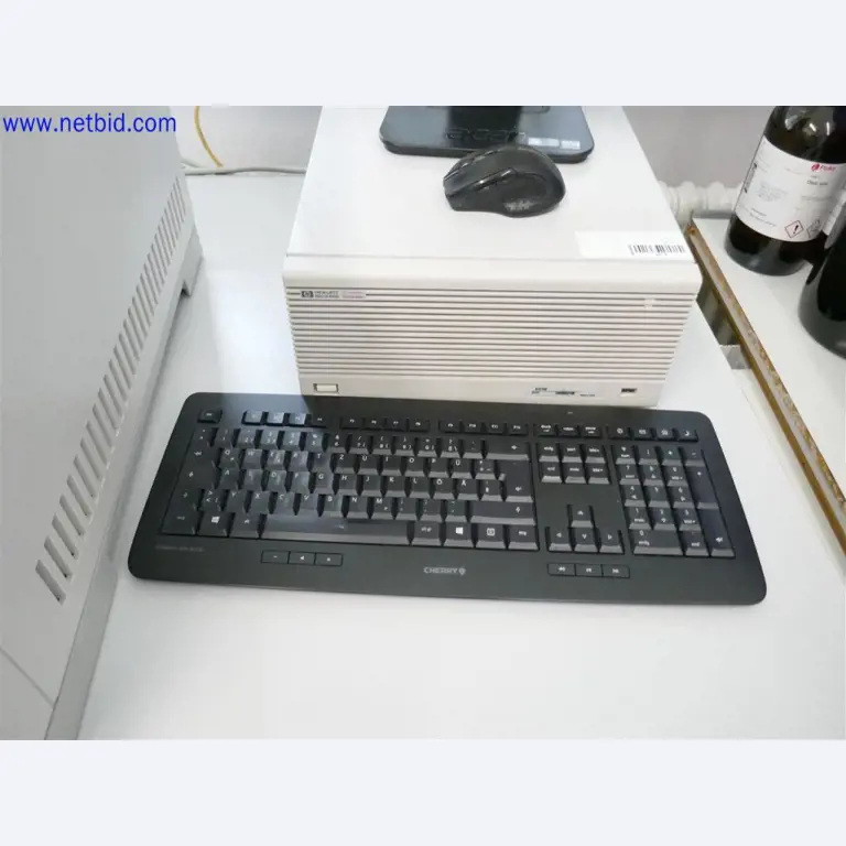 Equipamento de laboratório extenso e bem conservado-3