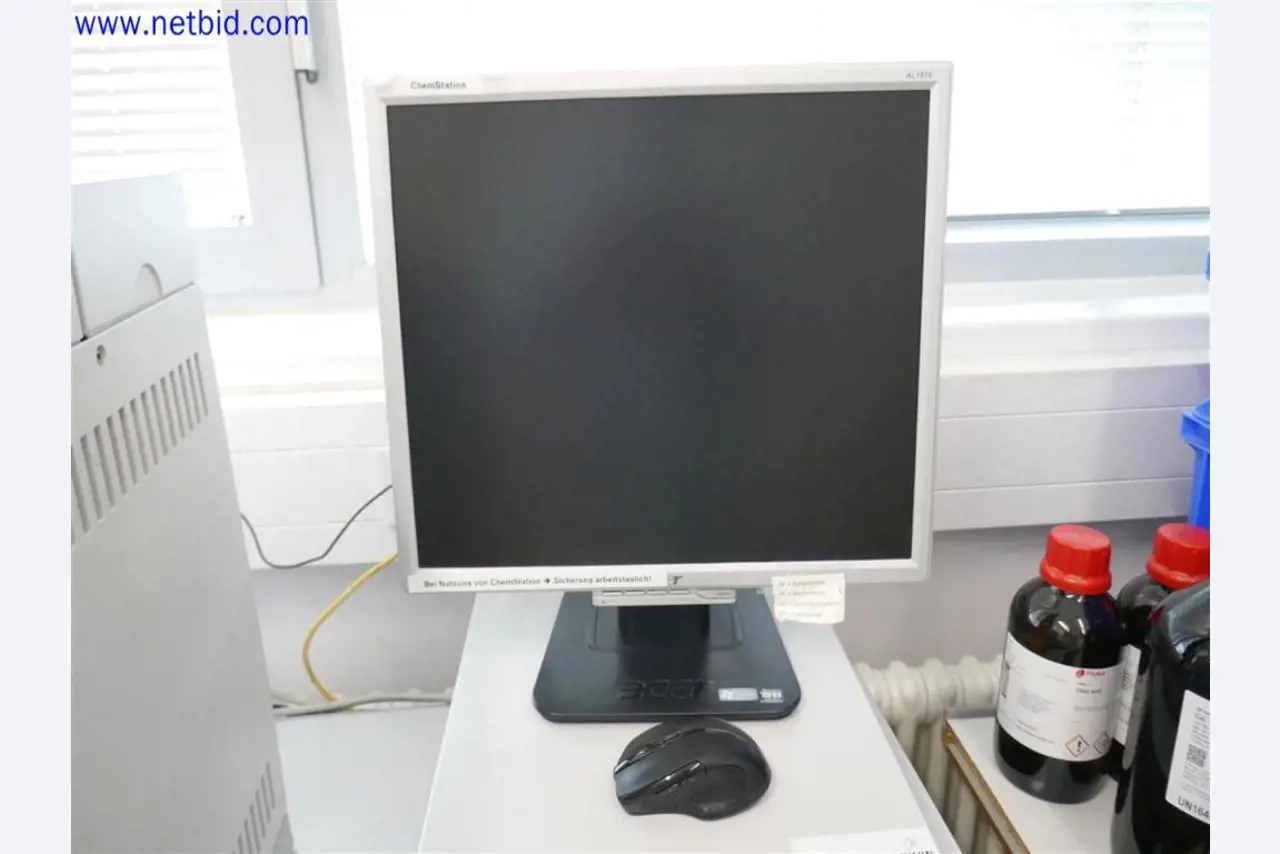 Equipamento de laboratório extenso e bem conservado-4