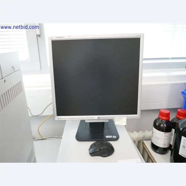 Equipamento de laboratório extenso e bem conservado-4