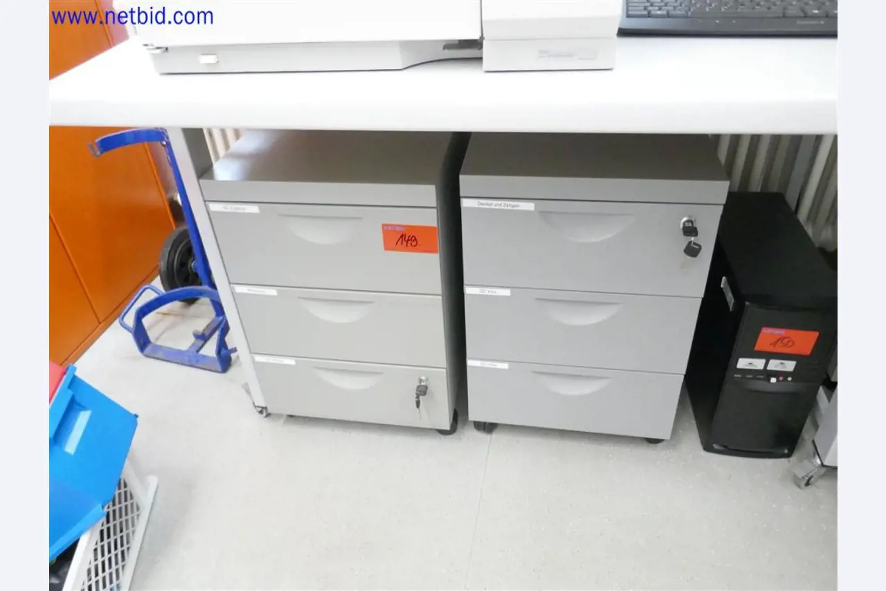 Equipos de laboratorio amplios y en buen estado-1