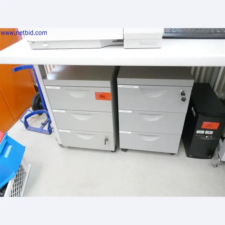 Equipos de laboratorio amplios y en buen estado-1