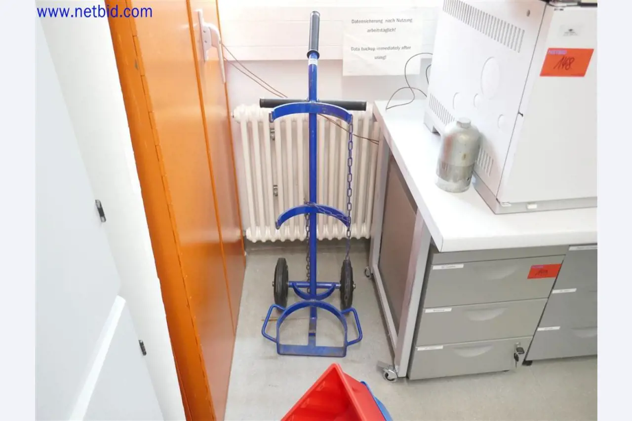 Equipos de laboratorio amplios y en buen estado-2