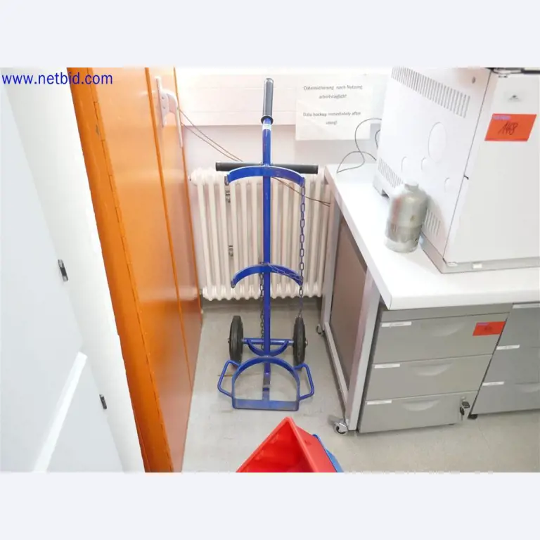 Equipos de laboratorio amplios y en buen estado-2