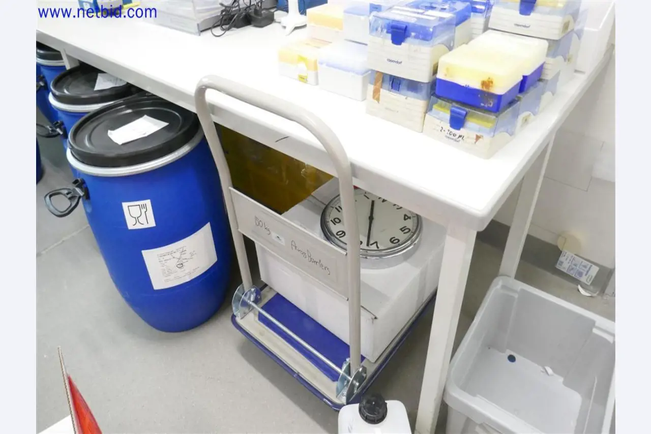 Equipos de laboratorio amplios y en buen estado-3