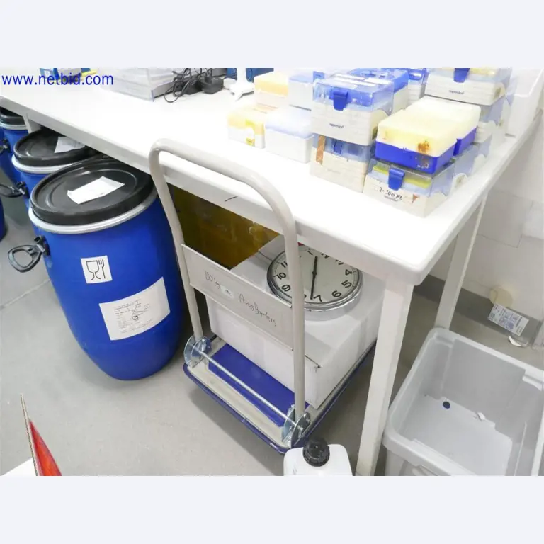 Equipos de laboratorio amplios y en buen estado-3