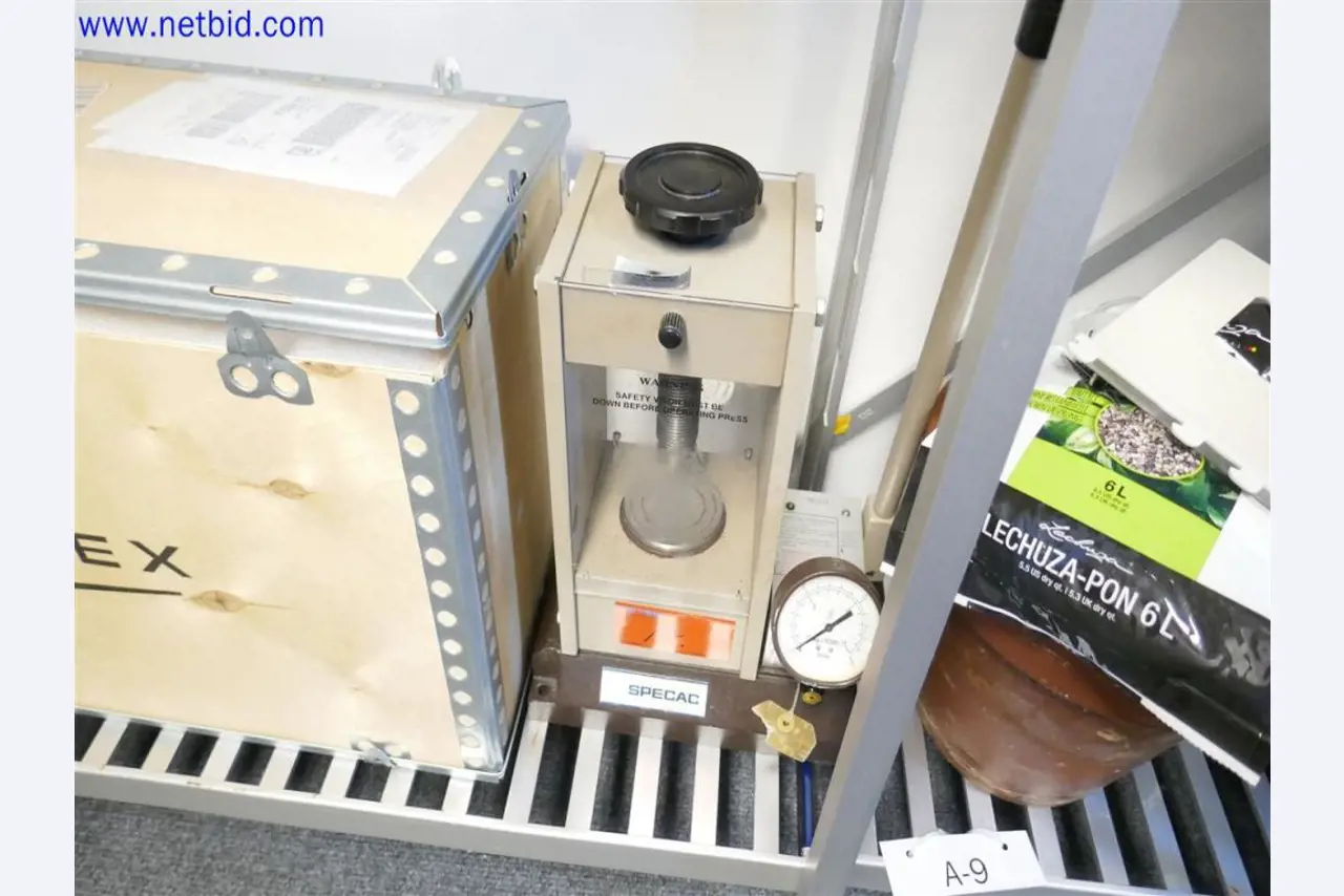 Equipos de laboratorio amplios y en buen estado-1