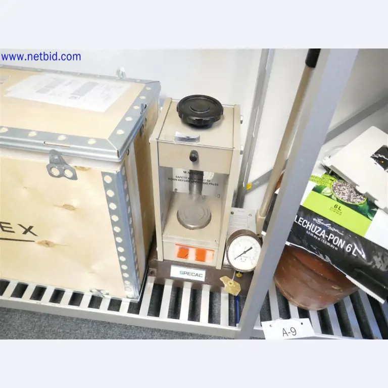 Equipos de laboratorio amplios y en buen estado-1