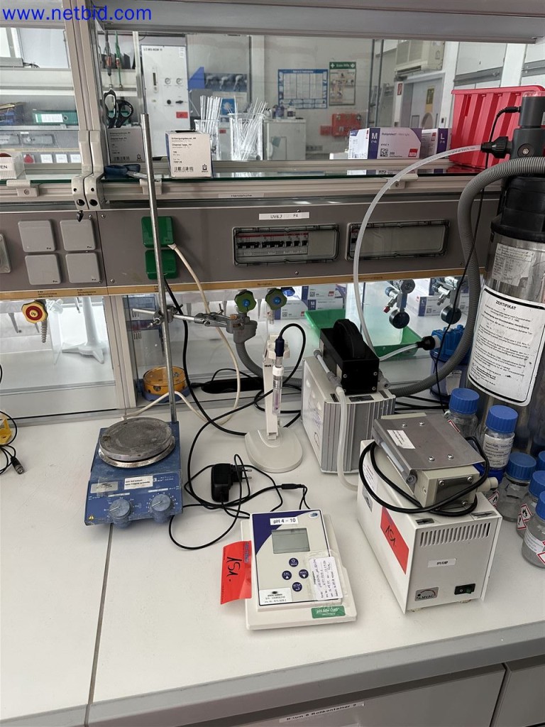 Gepflegte und umfangreiche Laborausstattung -2