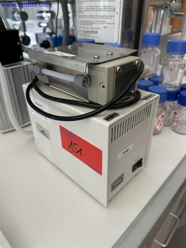 Gepflegte und umfangreiche Laborausstattung -3