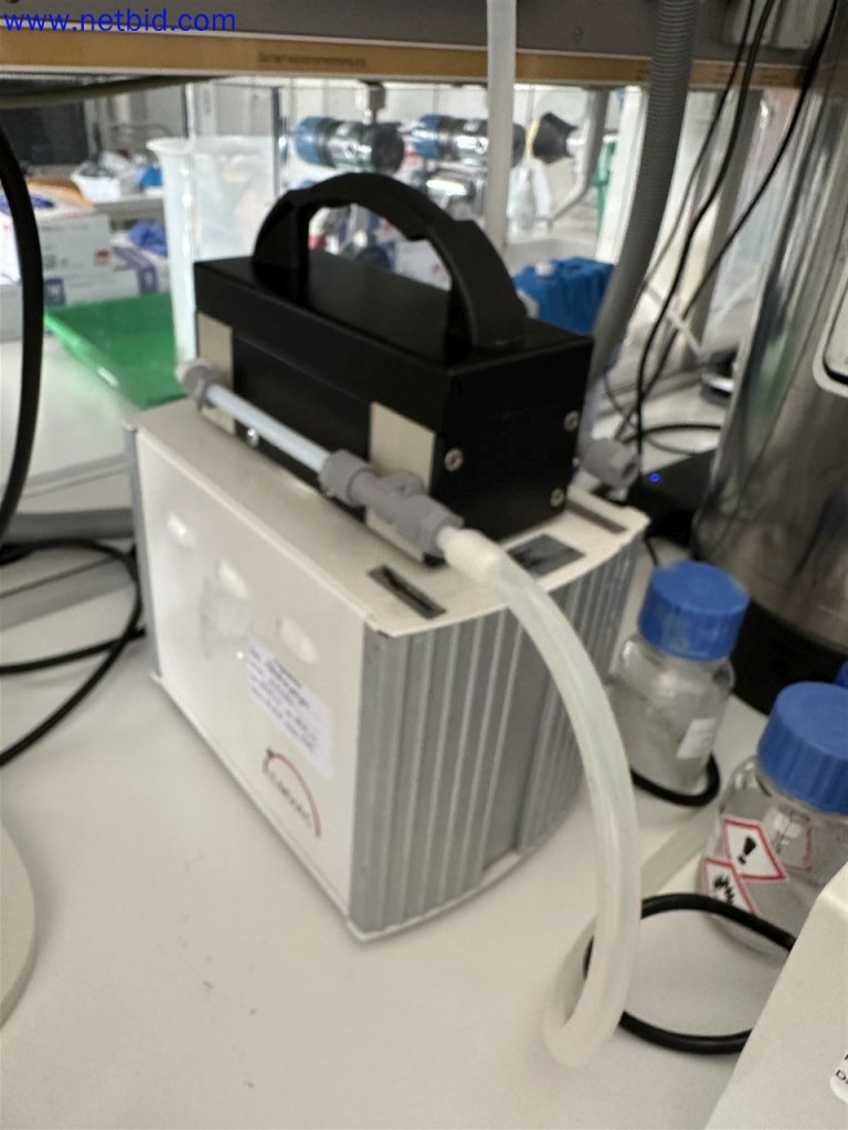 Gepflegte und umfangreiche Laborausstattung -4