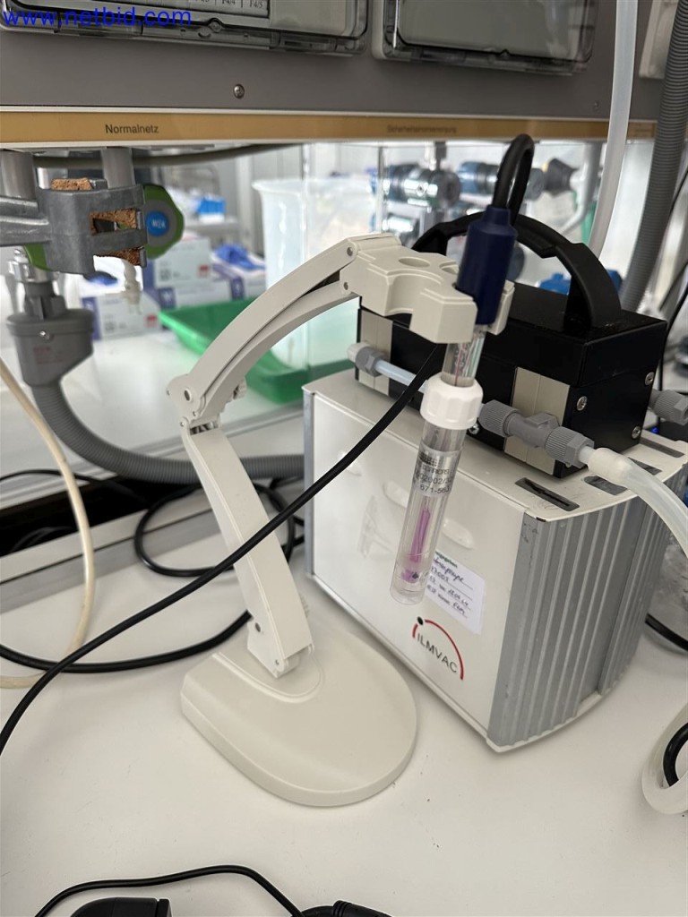 Gepflegte und umfangreiche Laborausstattung -5