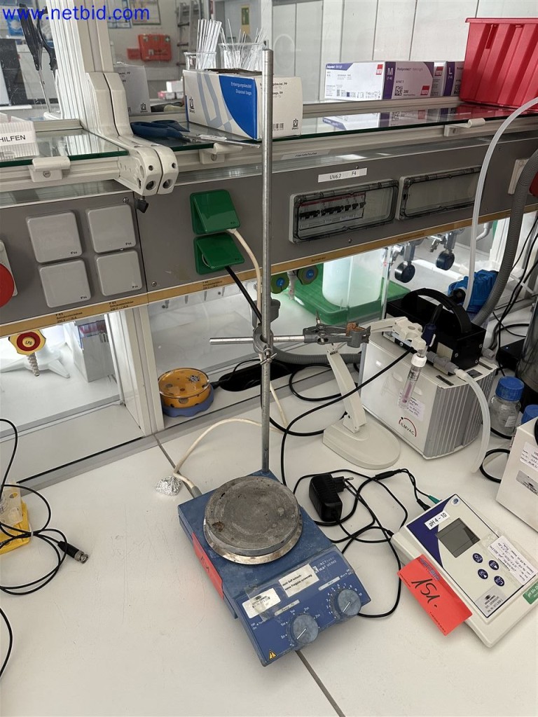 Gepflegte und umfangreiche Laborausstattung -6