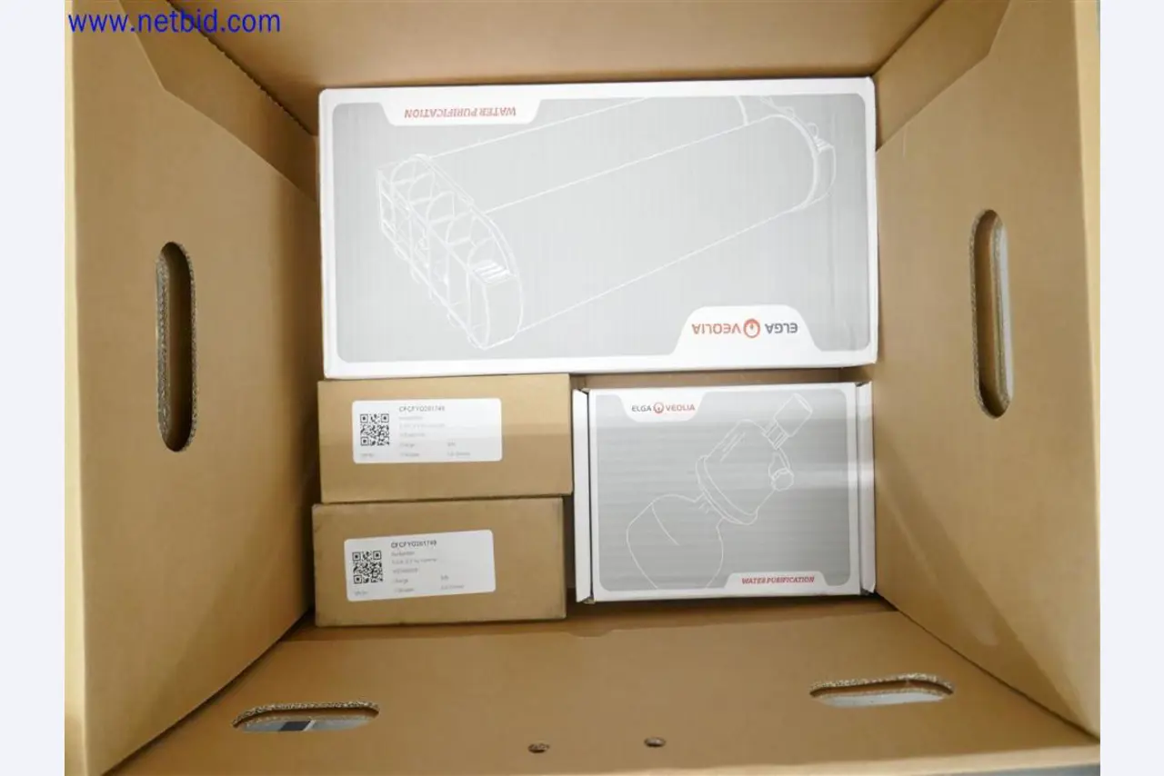 Equipamento de laboratório extenso e bem conservado-2