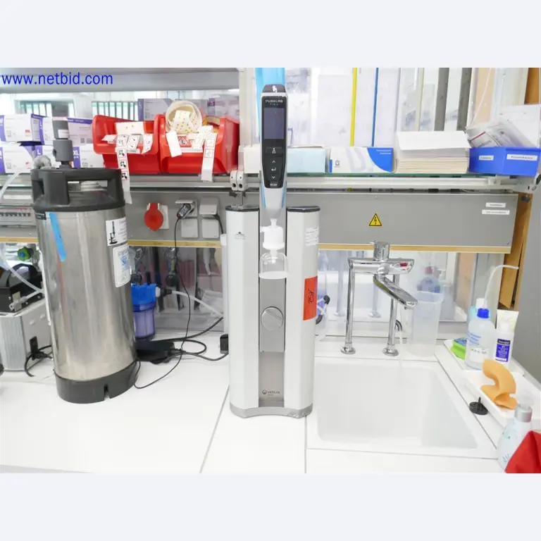 Equipamento de laboratório extenso e bem conservado-3