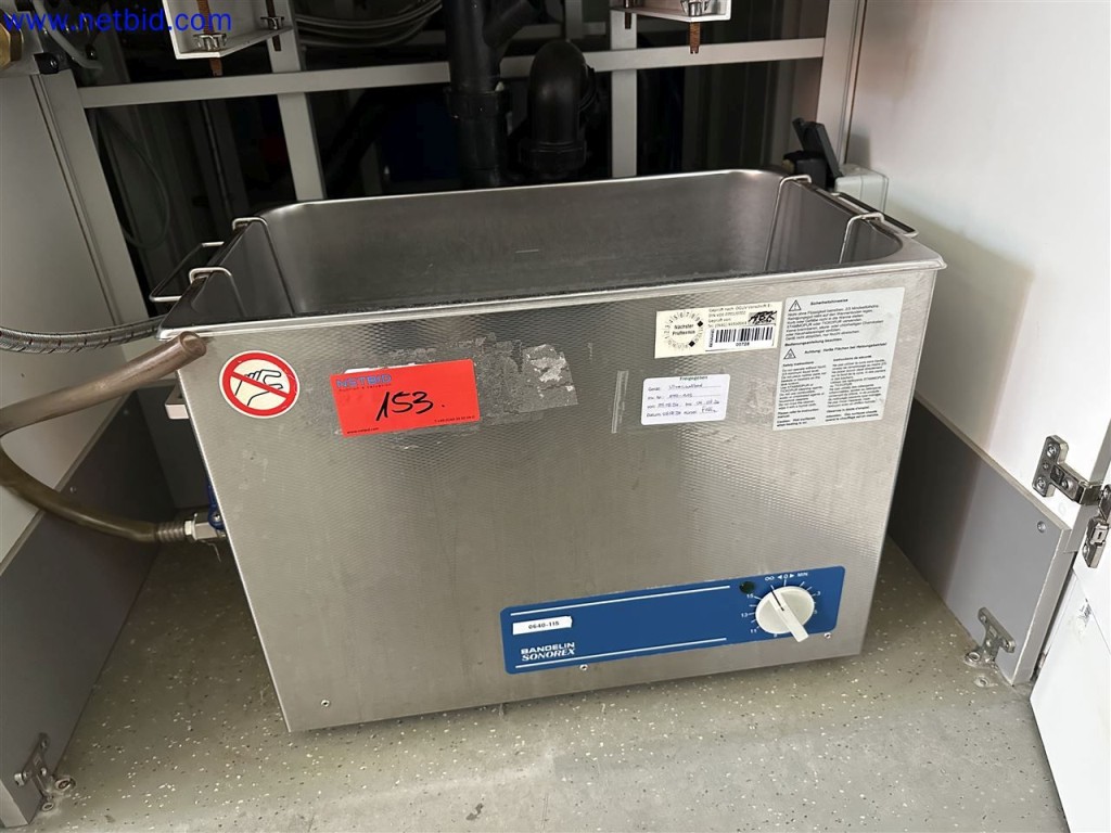 Dobře udržované a rozsáhlé laboratorní vybavení-1