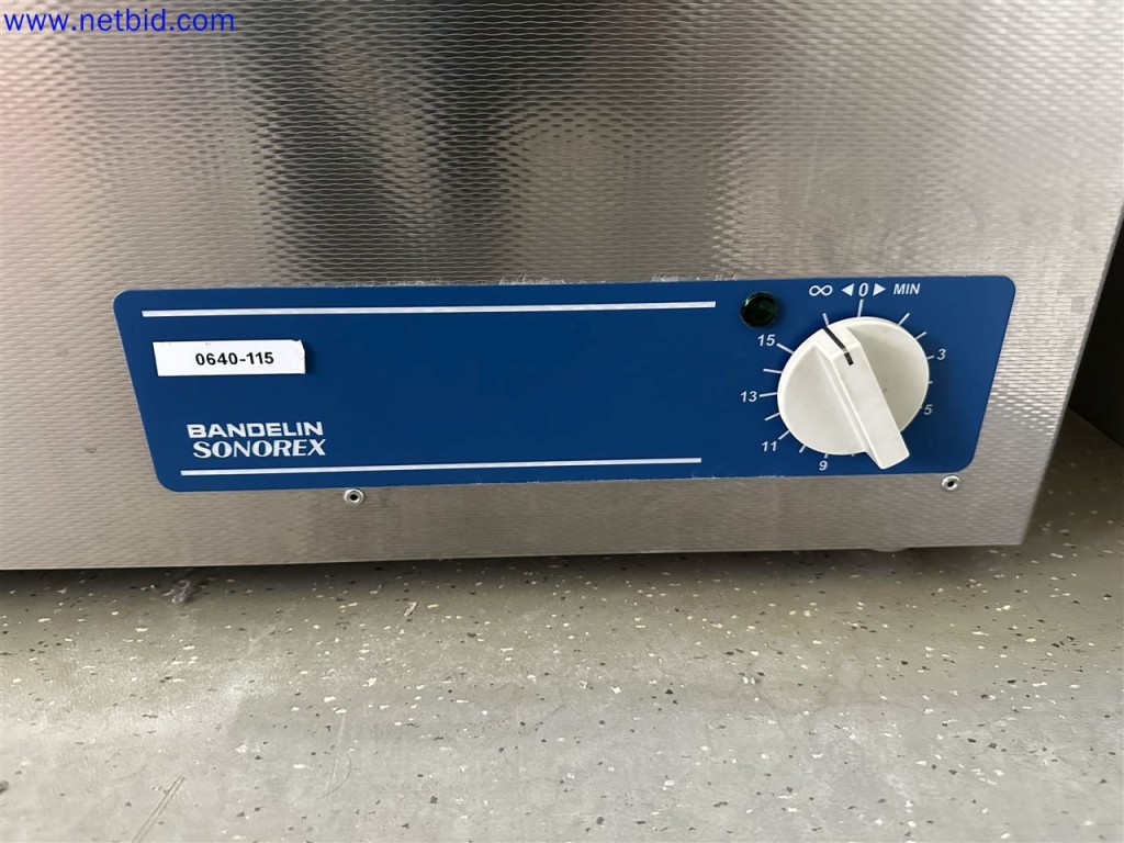 Dobře udržované a rozsáhlé laboratorní vybavení-2