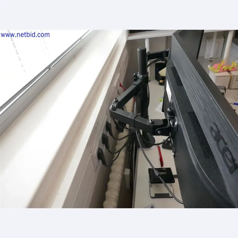 Dobře udržované a rozsáhlé laboratorní vybavení-2